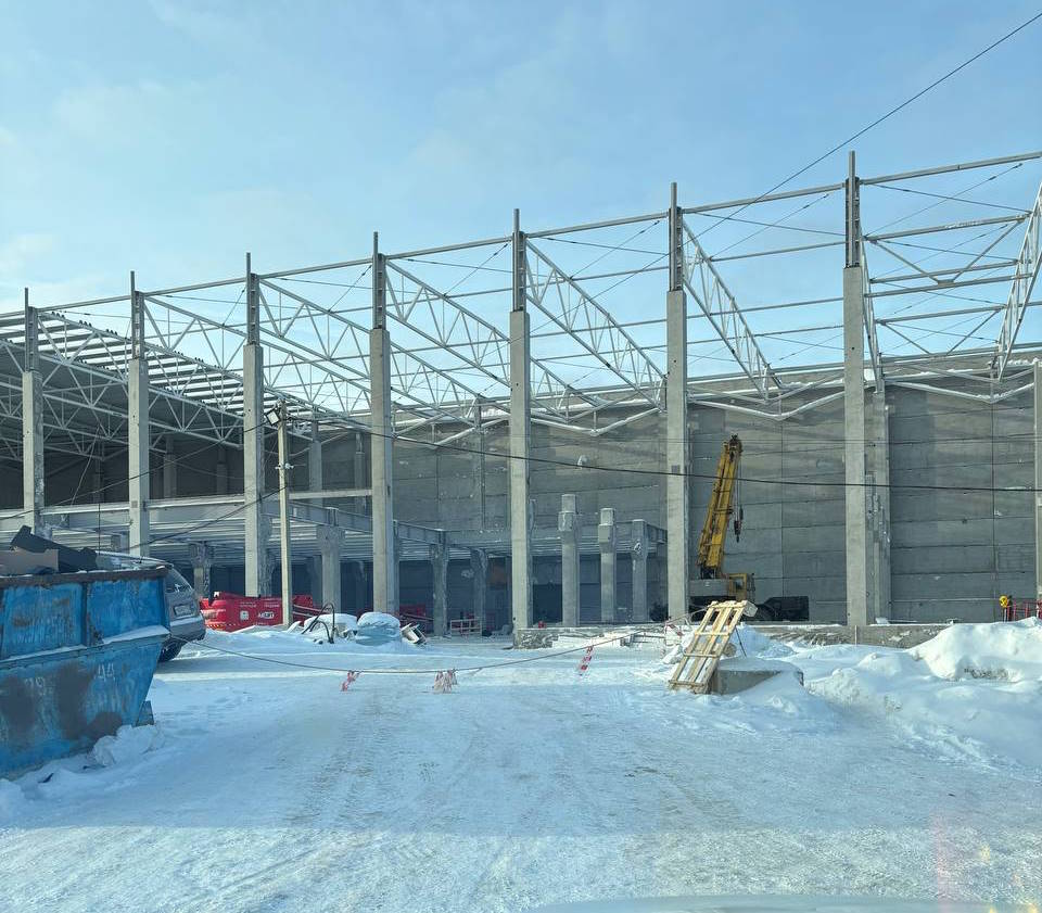 При строительстве склада кровельщик упал с высоты 6 метров